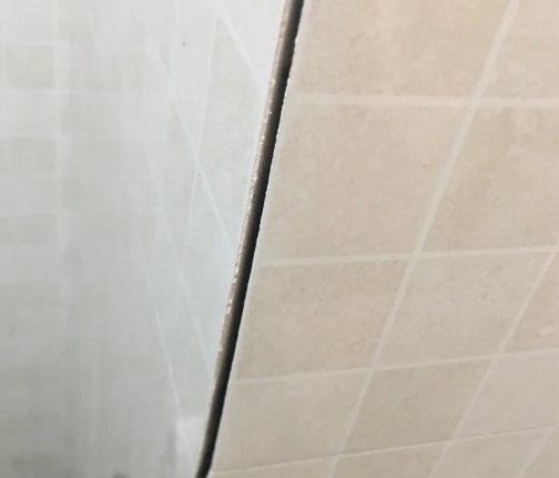 临江瓷砖空鼓维修公司分享阳台瓷砖脱落的修复过程可以分为以下几个步骤