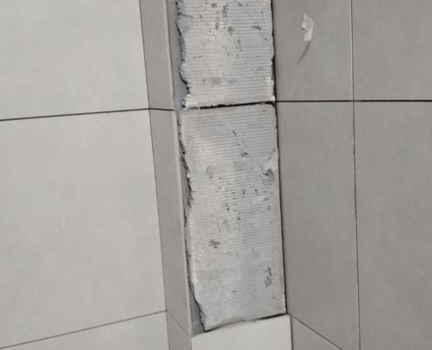 临江瓷砖空鼓维修公司分享下瓷砖施工前基层浇水润湿程度不足，可能导致以下问题