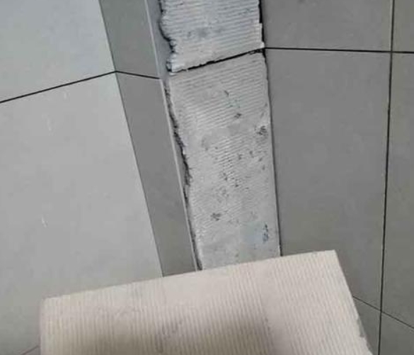 临江瓷砖空鼓维修公司分享下厨房瓷砖脱落的补救措施。